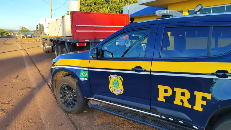 PRF apreende reboque adulterado durante fiscalização na BR-262, em Água Clara (MS)
