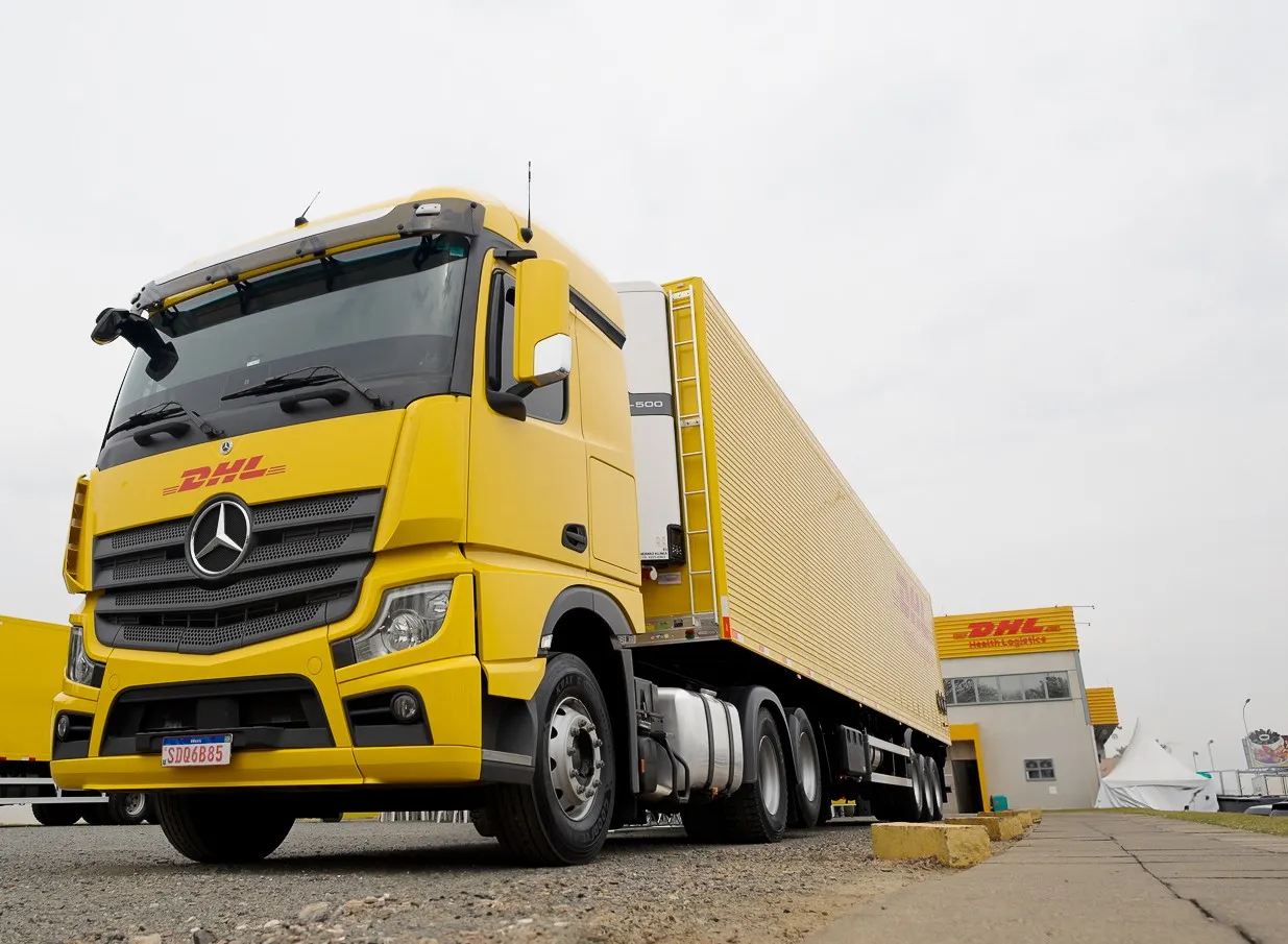 DHL reforça frota no Brasil com 75 novos caminhões Mercedes-Benz