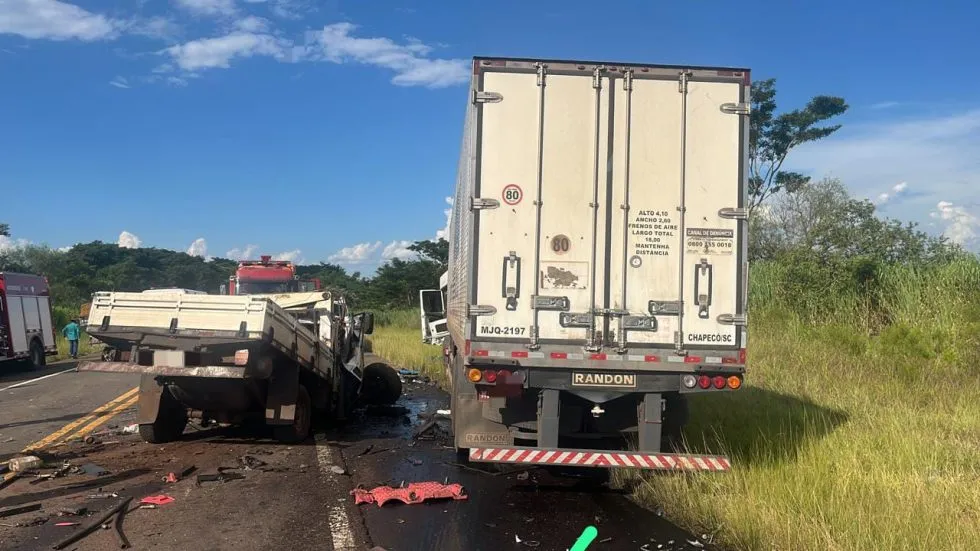 colisão frontal de caminhões