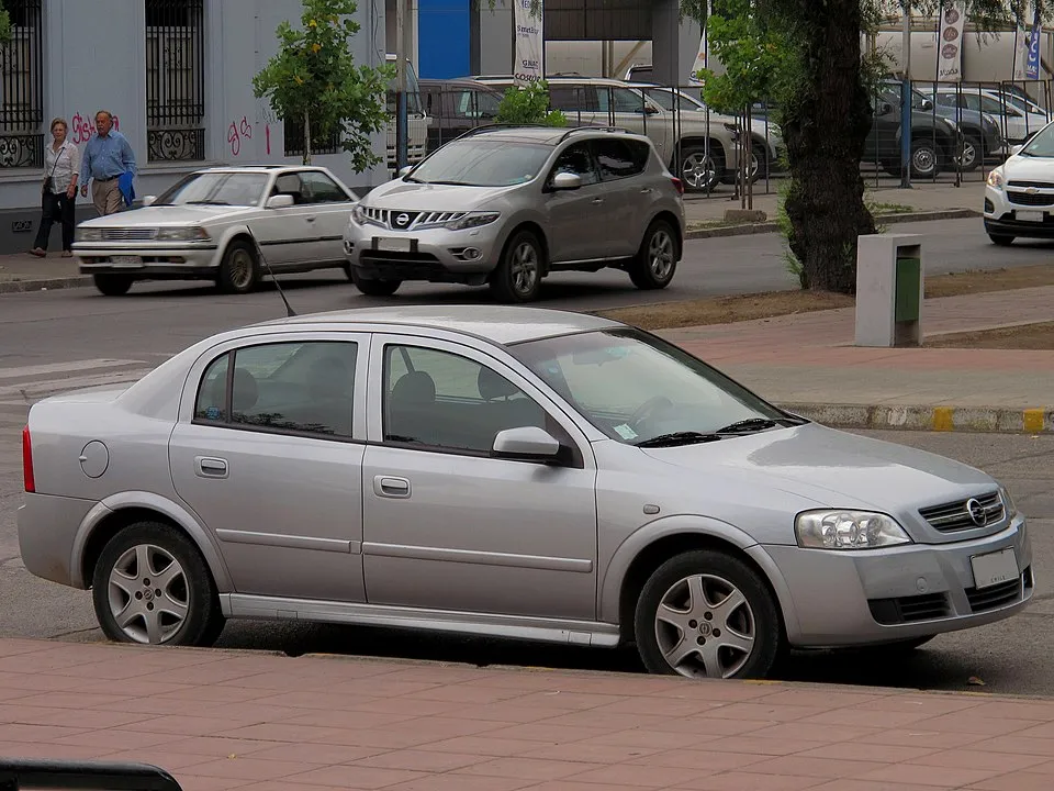Venda de carro velho dispara e brasileiro aposta em modelo com mais de 15 anos