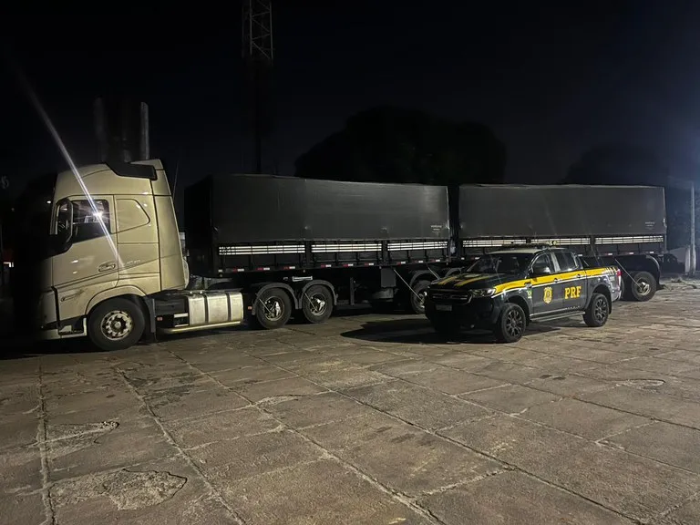 PRF tira de circulação carreta com carga de granito irregular na BR-101, na Bahia