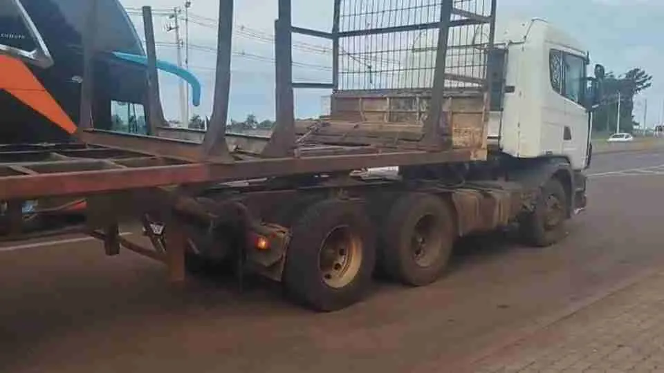 Caminhão em más condições é apreendido pela PRF em Cascavel
