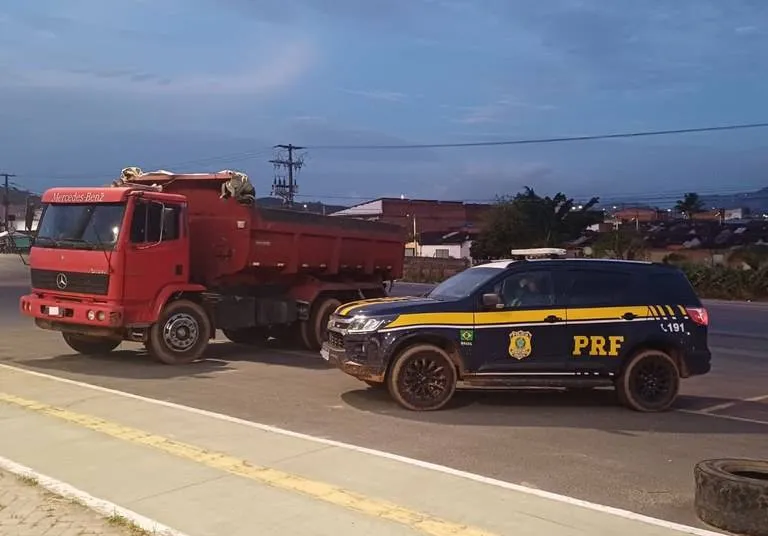 Caminhão com registro de roubo é flagrado e recuperado pela PRF em União dos Palmares