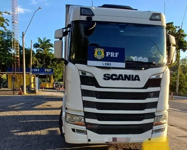 Caminhoneiro é preso embriagado na BR-101 durante o Carnaval