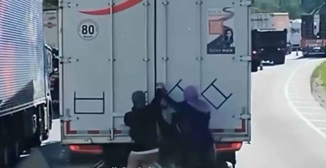 CRIMINOSOS ROUBANDO CAMINHAO