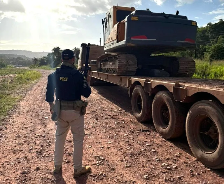 PRF acha escavadeira furtada de MT enquanto fiscalizava carreta na BR-163