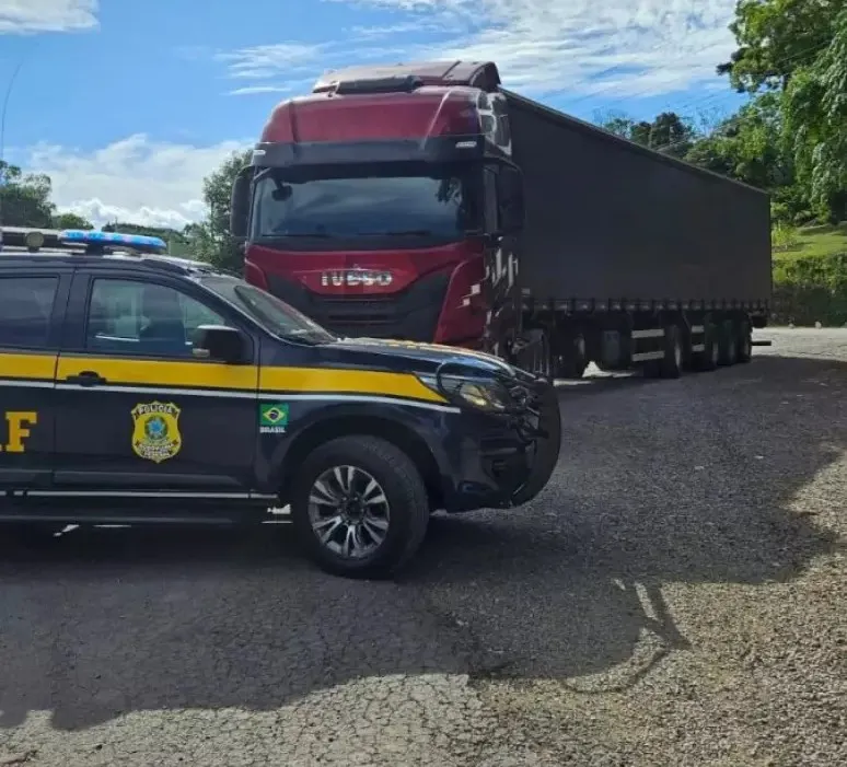 PRF retém caminhão com 205 multas, R$41 mil em débitos e 56 toneladas na BR-470 (Veranópolis)
