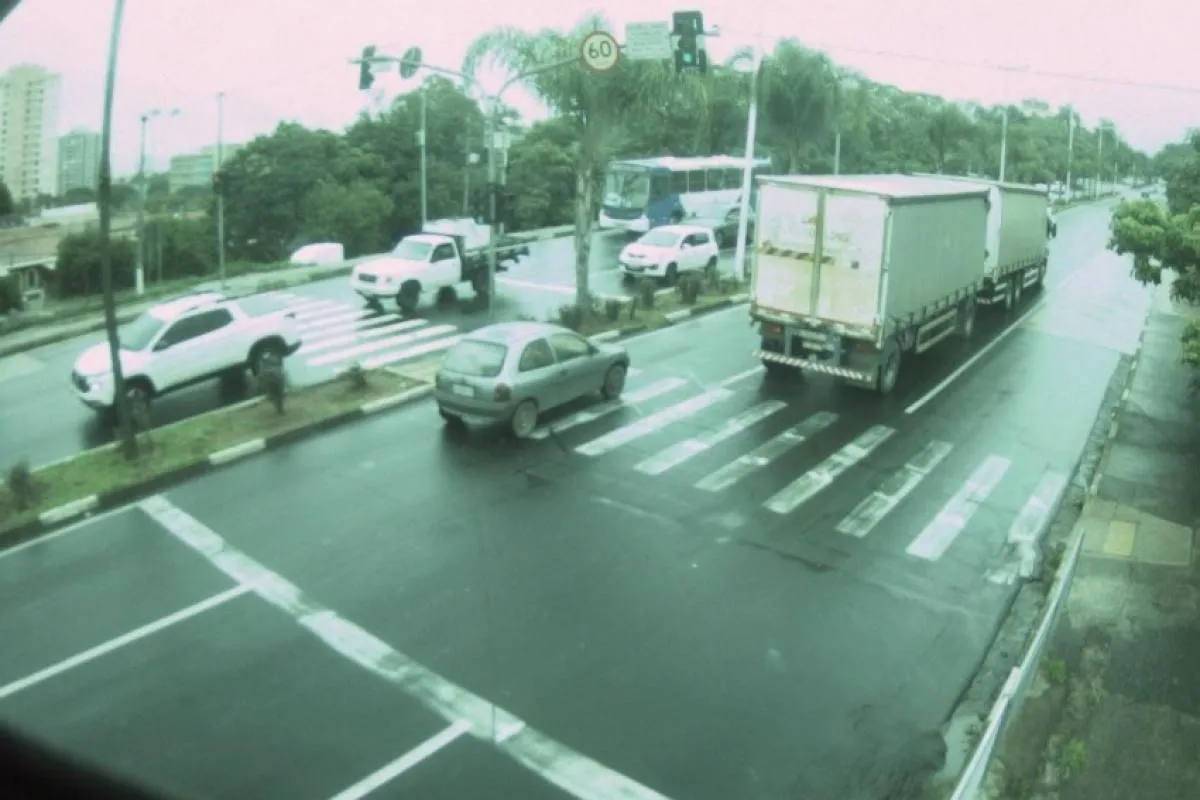 Campinas aplica 500 multas em caminhão que invadiu área restrita