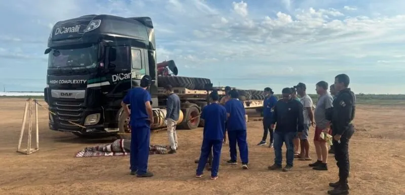 Caminhoneiro encontrado morto em pátio de empresa em MT: Investigação em andamento