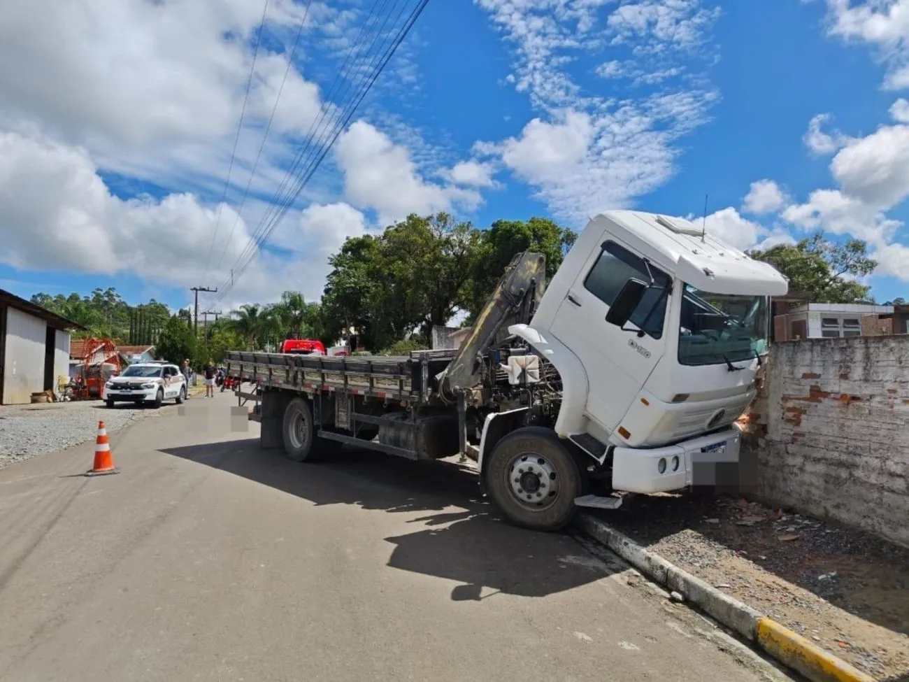 Motorista morre após ser atingido pelo próprio caminhão durante parada