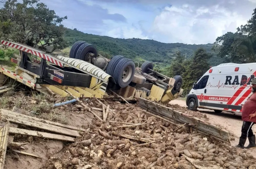 Caminhoneiro morre após carreta com carga de inhame tombar
