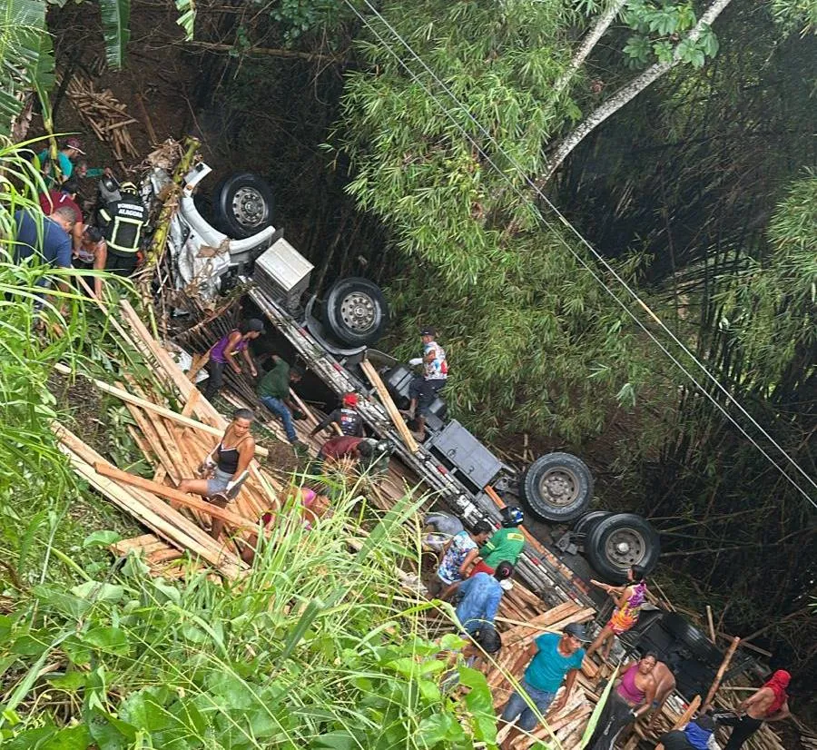 Caminhoneiro perde a vida em grave acidente