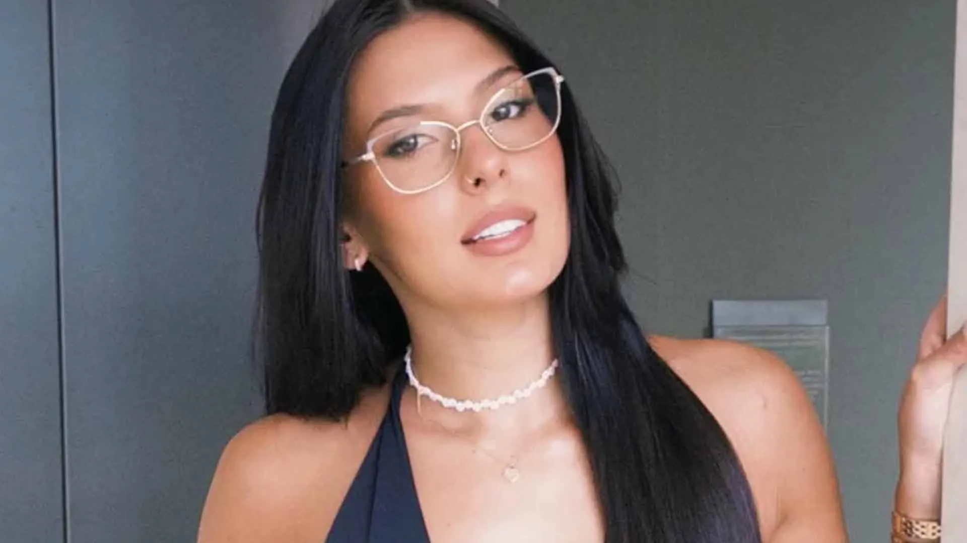 Ana Castela tira habilitação para caminhão e pretende virar caminhoneira