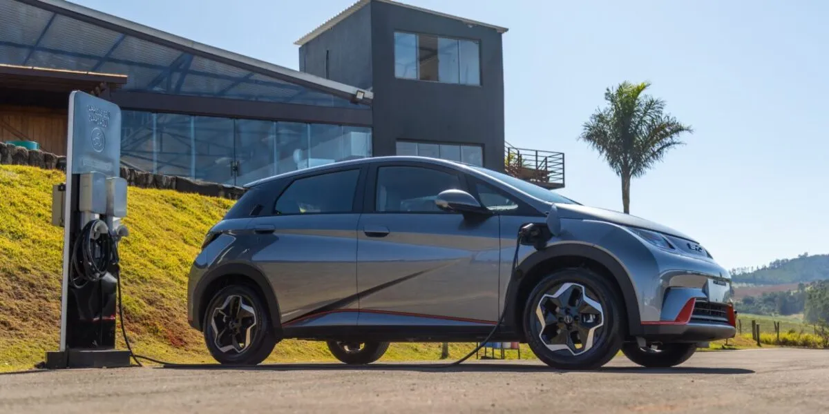 Carro byd em carregamento
