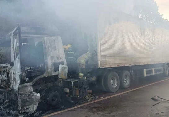 Caminhão carregado de salgadinhos pega fogo na BR-040 na Grande BH