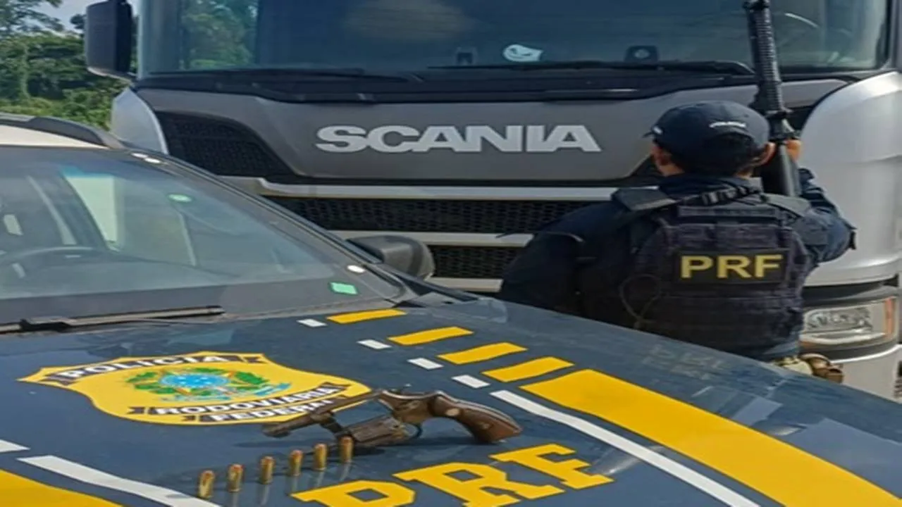 PRF prende caminhoneiro com arma escondida dentro da cabine no RJ