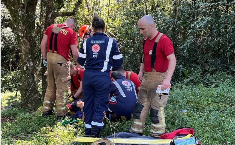 Caminhoneiro fica mais de 5 horas preso nas ferragens após grave acidente