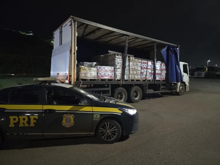 PRF flagra 25 toneladas de excesso e apreende carga irregular de bebidas na BR-381