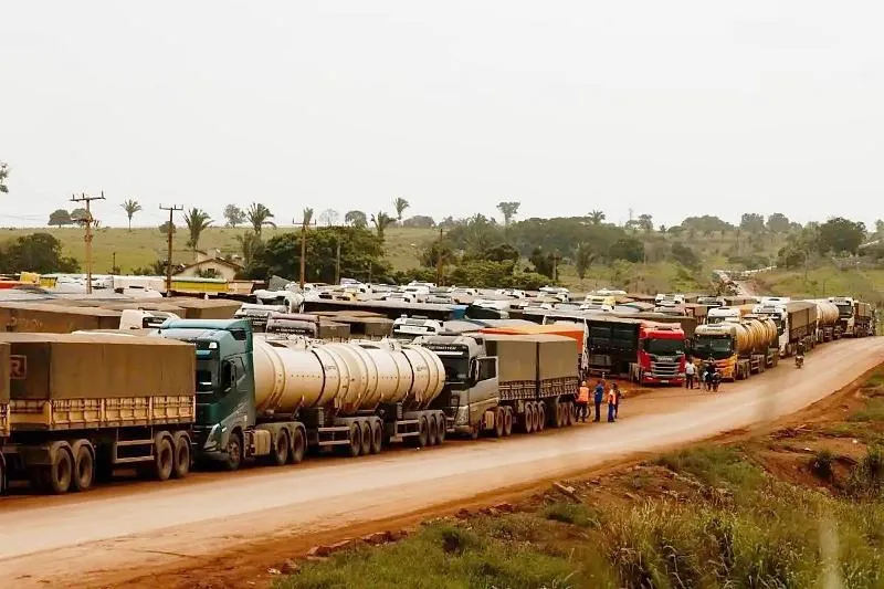 Caminhoneiros enfrentam espera de até 40 horas para descarregar soja