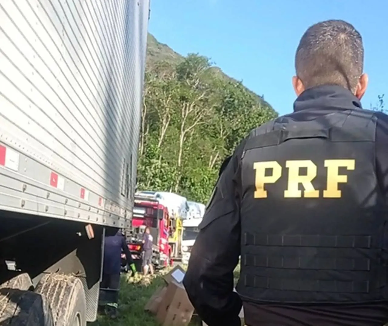 PRF impede tentativa de roubo de carga e prende suspeito na BR-116 em SP