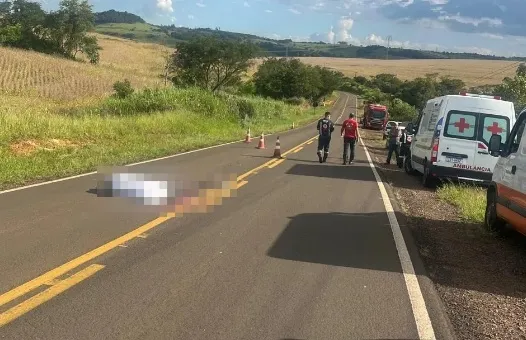 Caminhoneiro pula da cabine após falha no freio e acaba atingido pelo próprio caminhão