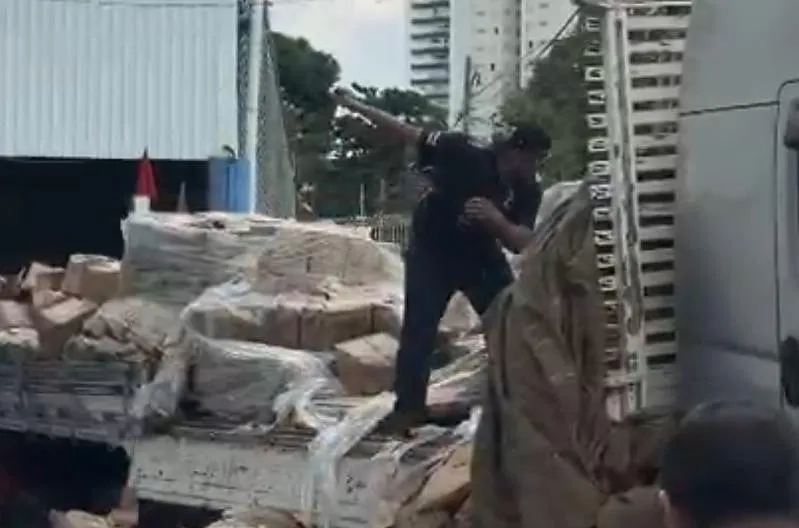 Cansado de esperar descarga, caminhoneiro despeja carga de vinagre no chão em Goiânia