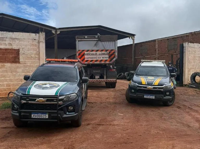 PRF e Receita Federal apreendem carga de pneus transportada por caminhão em MS
