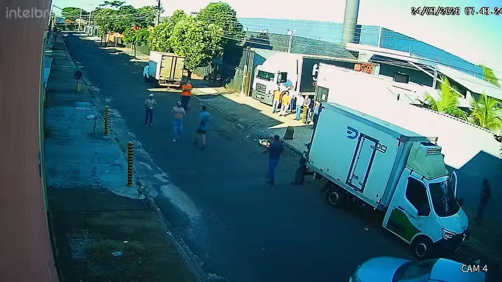 Caminhoneiro é esfaqueado por idoso apos discursão.