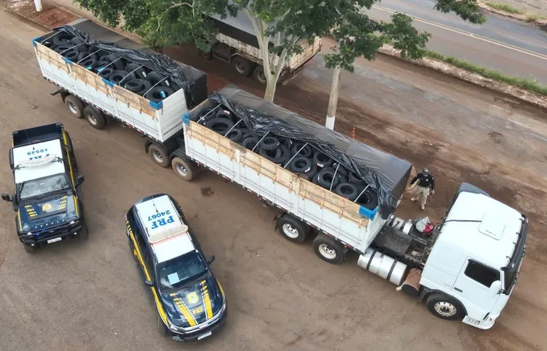 PRF apreende 320 pneus ilegais em caminhão na BR-163