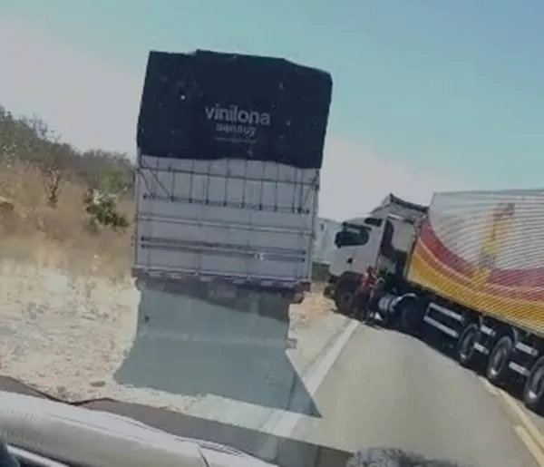Caminhoneiros no trevo do ibó