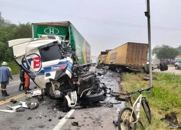 Colisão entre carretas da Havan e Correios deixa caminhoneiros gravemente feridos