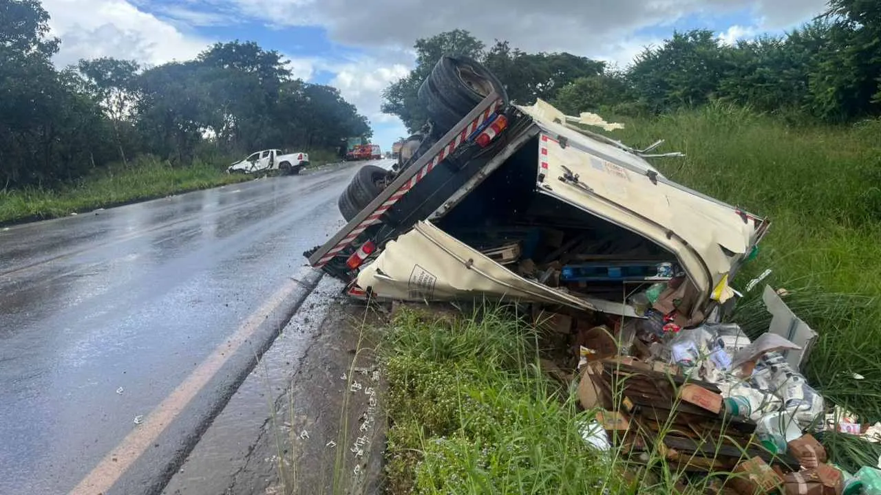 Caminhoneiro perde a vida após grave acidente