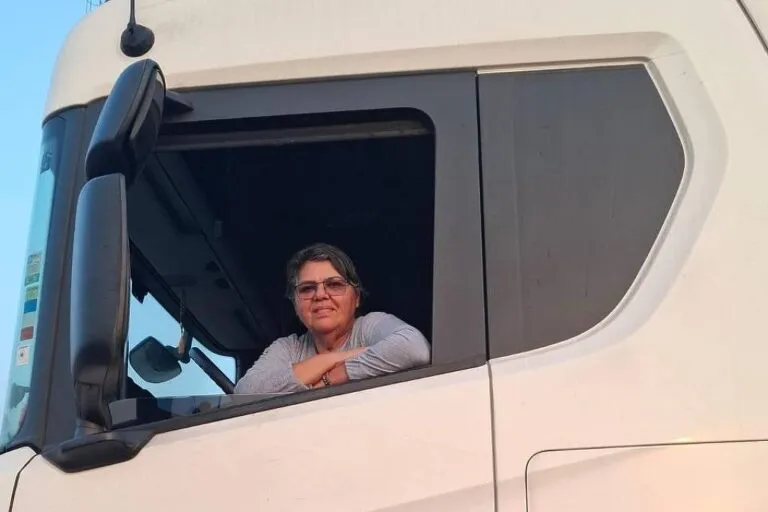 Caminhoneira revela realidade dura: “mulher ainda é presa fácil na estrada”
