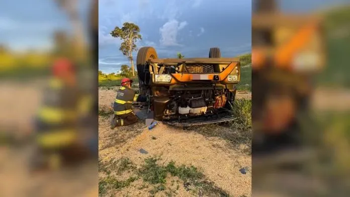 Caminhoneiro e ajudante morrem após capotamento do caminhão