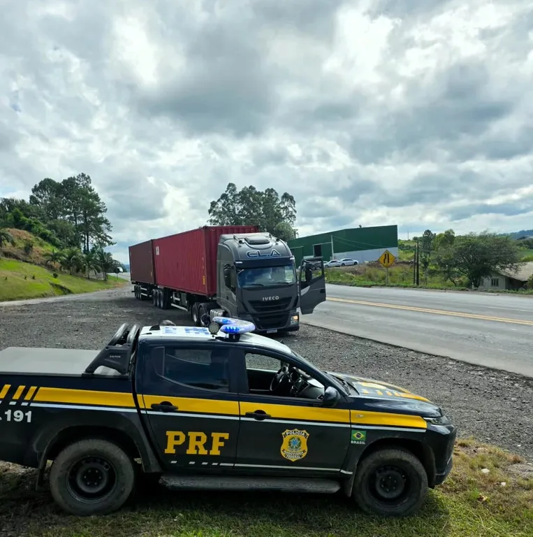 PRF flagra carreta sem freio e com excesso de peso em serra perigosa