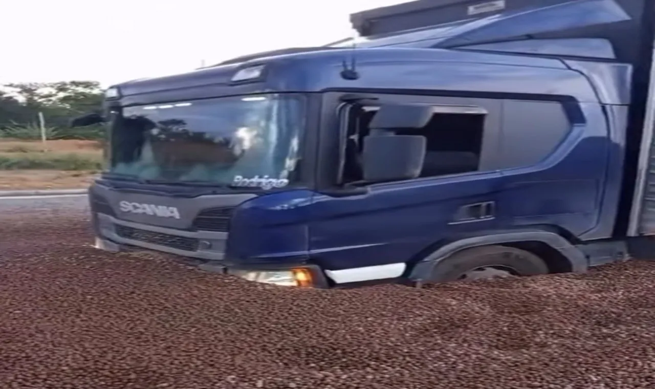 Caminhão perde freio na Serra de Ituaçu e motorista evita tragédia em área de escape