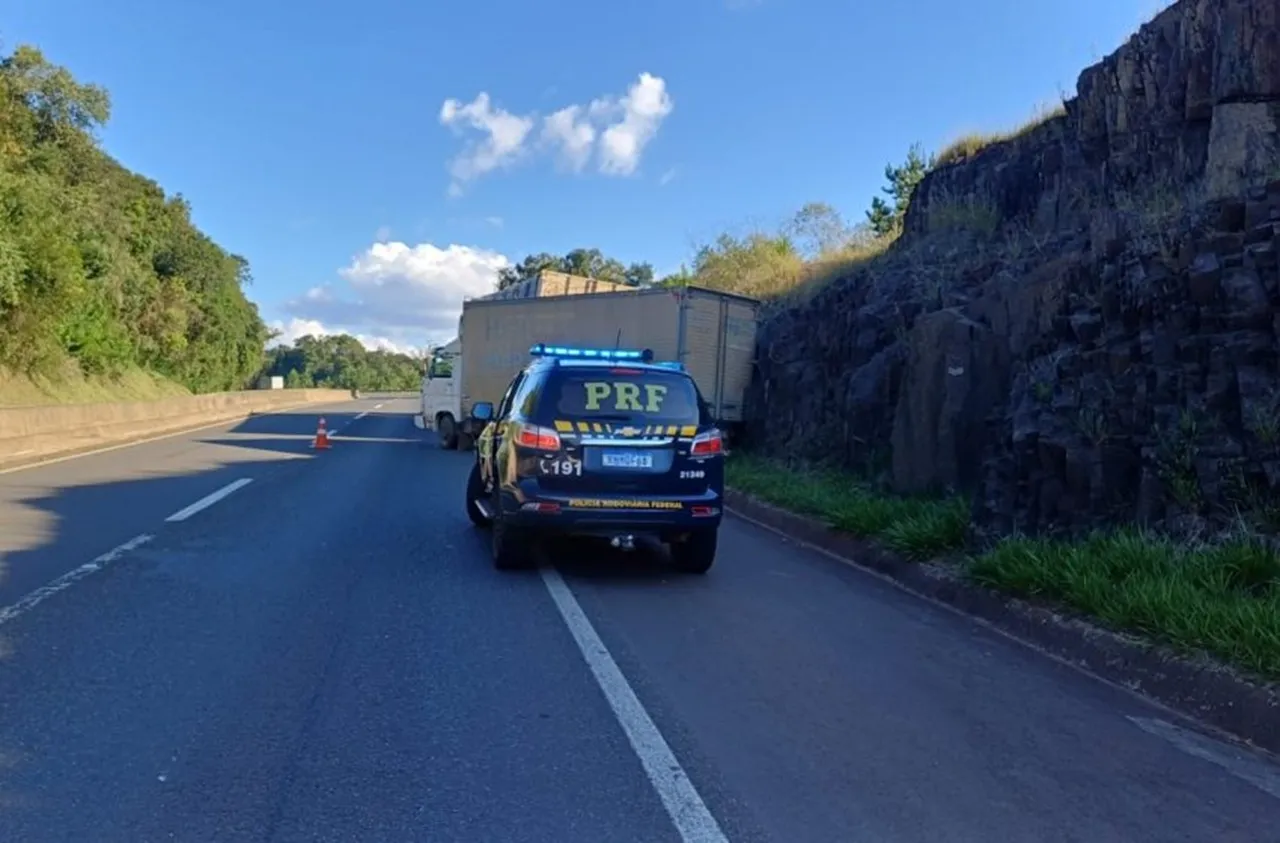 Caminhoneiro de 68 anos é atropelado pelo próprio caminhão em manutenção
