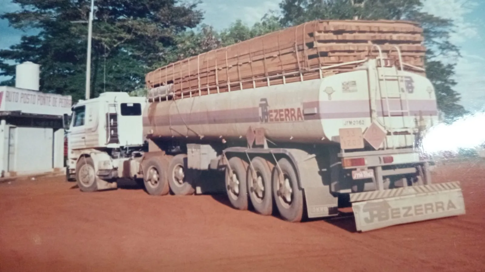 Caminhoneiros dos anos 80 transportavam duas cargas ao mesmo tempo e não sofriam com fiscalização