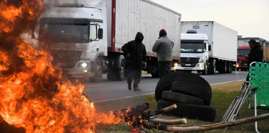 Qual é o motivo da greve dos caminhoneiros na argentina?