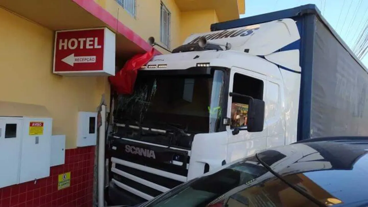 Caminhoneiro consegue colocar seguradora em ação após acidente que danificou hotel