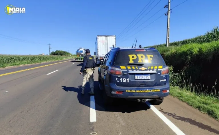 Caminhoneiro é flagrado pela PRF realizando ultrapassagem perigosa na BR-163