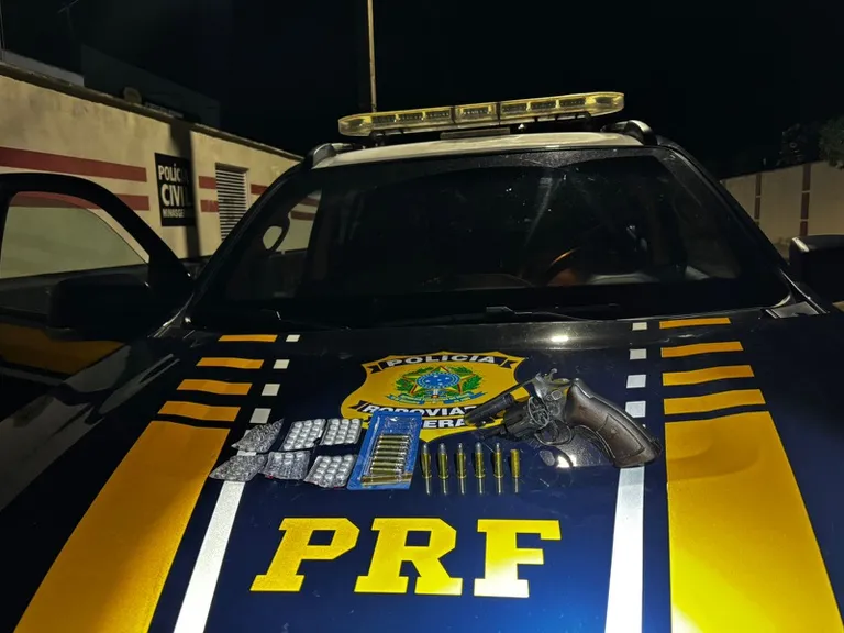 Caminhoneiro é preso com arma e “rebite” durante fiscalização da PRF em rodovia