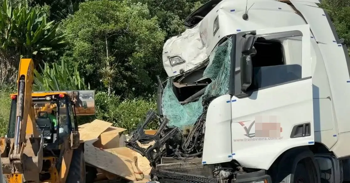 Caminhoneiro confessou à PRF que dormiu ao volante e provocou o acidente