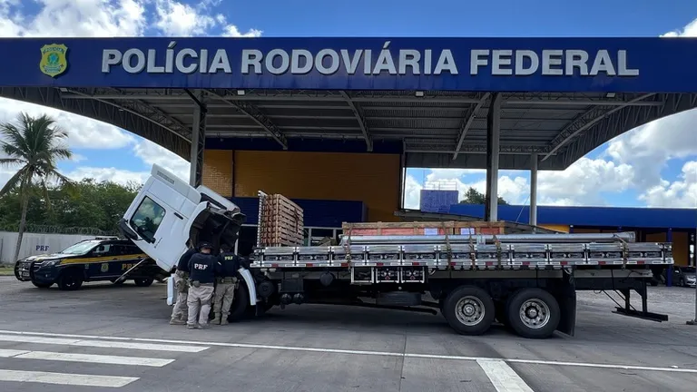 PRF recupera caminhão com restrição judicial na BR-101