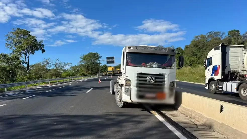 Caminhoneiro morre após grave acidente com caminhão-tanque na BR-135 em MG