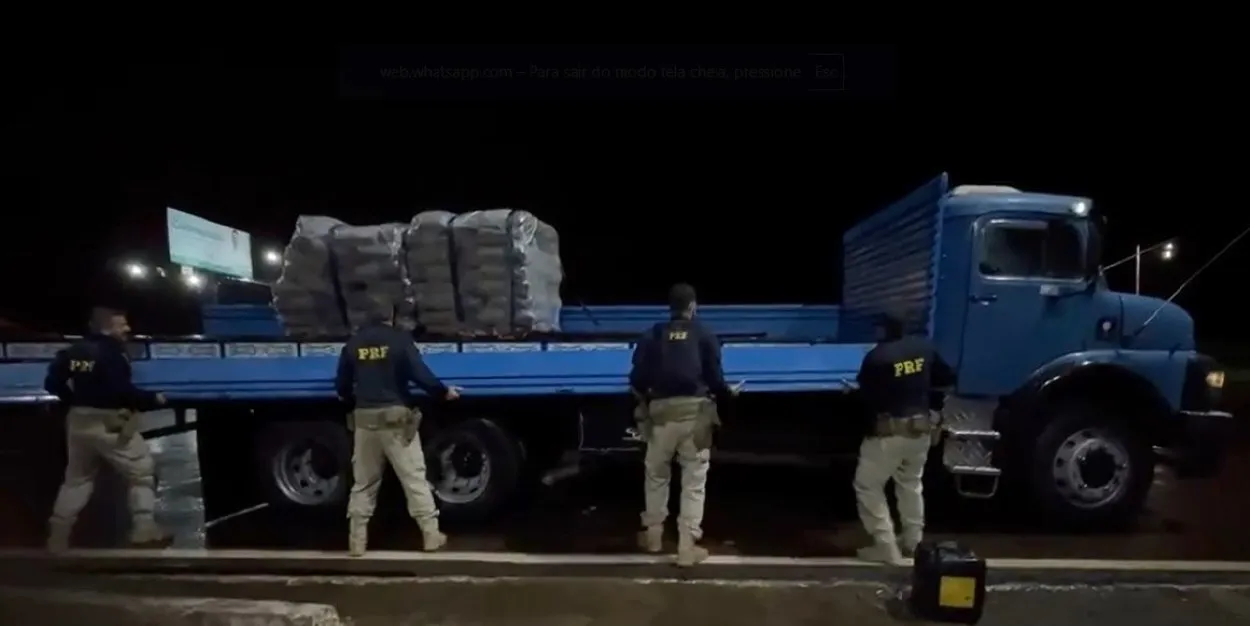 Caminhoneiro é preso com mais de 1 tonelada de droga escondida em carga na BR-277