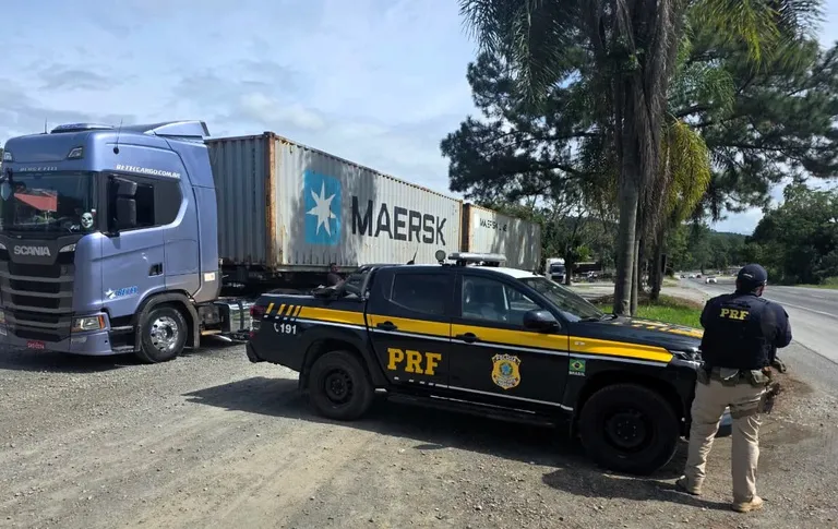 Carreta com 20 toneladas a mais e freio isolado é flagrada e assusta na BR-470