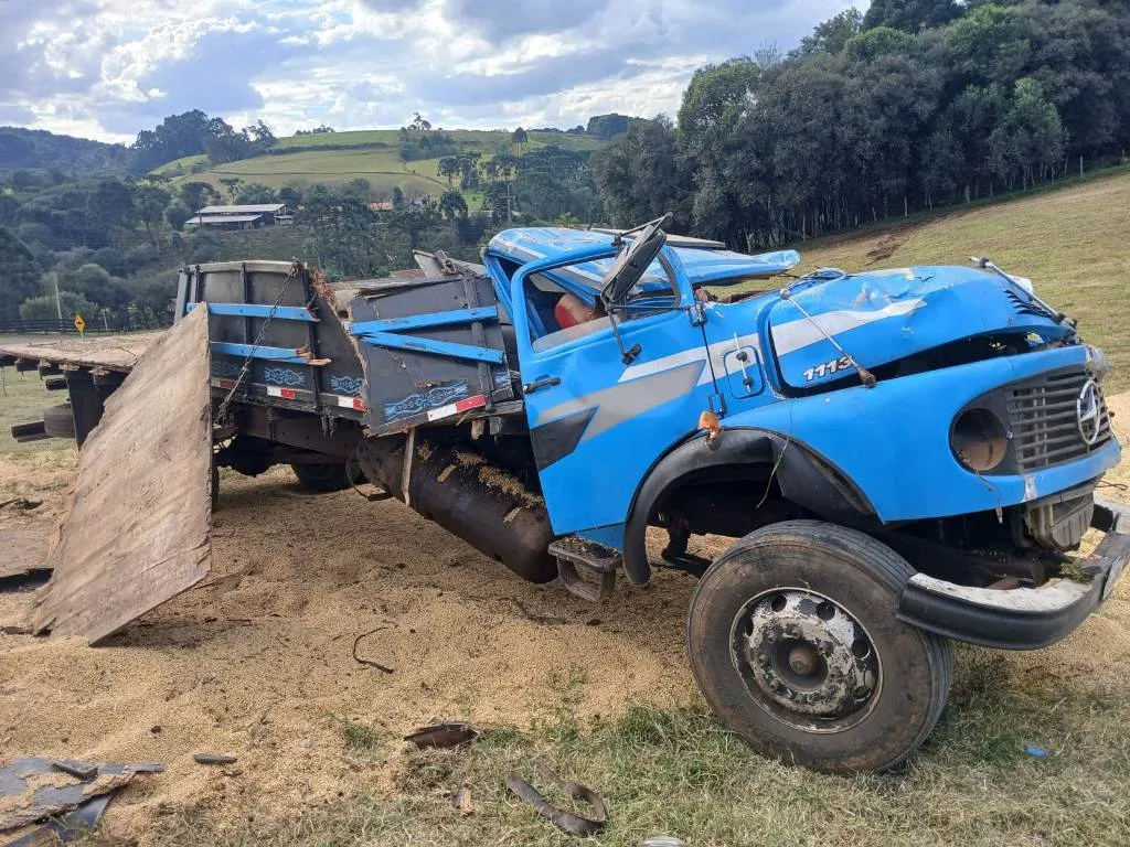 Caminhão capota na SC-355 e motorista sai andando sozinho após acidente