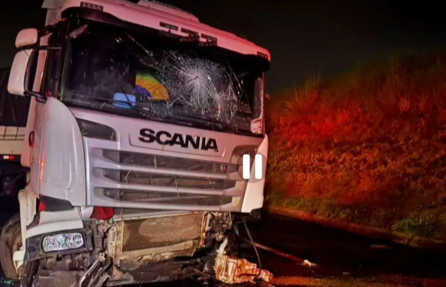 Caminhoneiro morre após caminhão despencar de pontilhão na BR-376 em Apucarana
