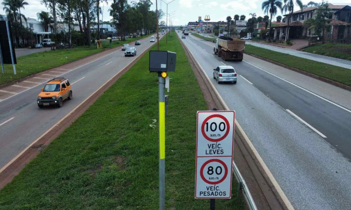 Brasil passa de 700 mil infrações por dia e expõe uma conta bilionária no trânsito